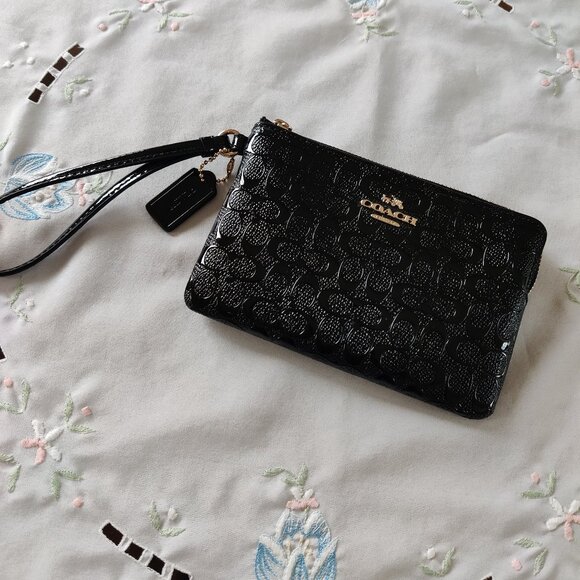 NWOT Coach Signature Debossed Leather Corner Zip Wristlet in BLACK - Picture 1 of 8